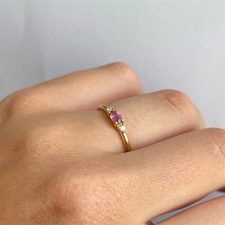 Petit oval - Ring mit rosa Saphir aus 14 kt. Gold | R1111