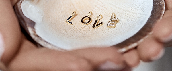 Buchstabenanhänger aus Schmuckzentrum